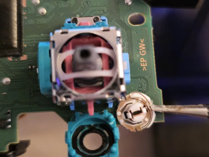 Reparatur eines Analogsticks auf einer Controller-Platine