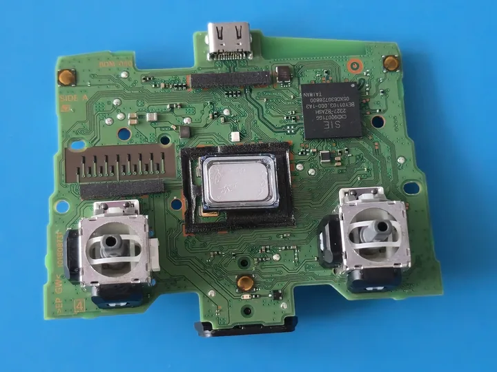 Controller-Platine mit zwei verbauten Stick-Modulen